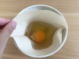「コーヒーフィルターに『卵』を入れたら…　理想のポーチドエッグが完成する裏ワザ」の画像1