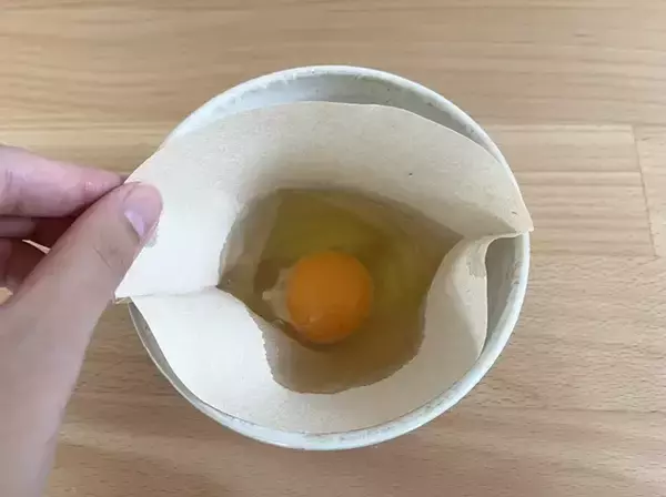 「コーヒーフィルターに『卵』を入れたら…　理想のポーチドエッグが完成する裏ワザ」の画像