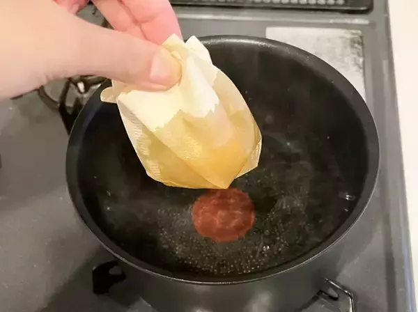 「コーヒーフィルターに『卵』を入れたら…　理想のポーチドエッグが完成する裏ワザ」の画像