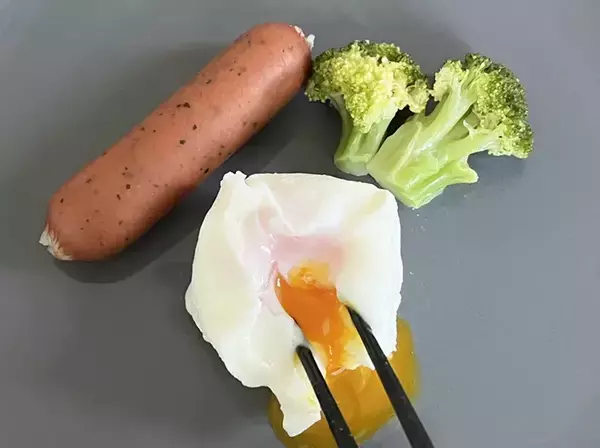 「コーヒーフィルターに『卵』を入れたら…　理想のポーチドエッグが完成する裏ワザ」の画像