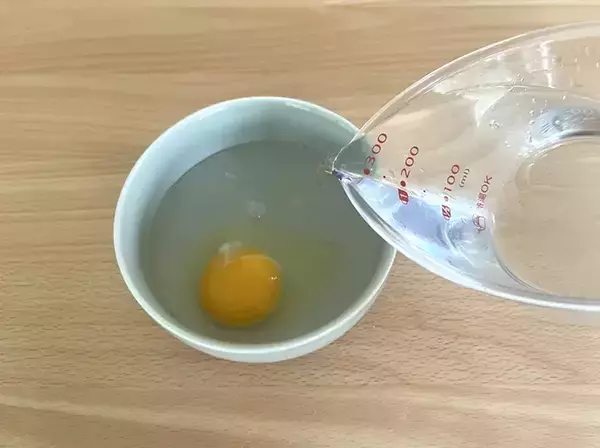 「コーヒーフィルターに『卵』を入れたら…　理想のポーチドエッグが完成する裏ワザ」の画像