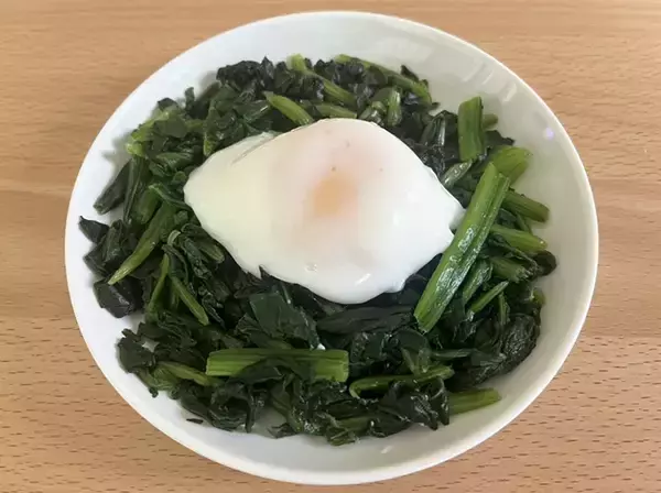 「コーヒーフィルターに『卵』を入れたら…　理想のポーチドエッグが完成する裏ワザ」の画像