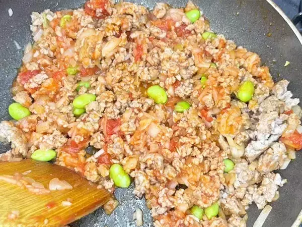 え！あのお菓子がカレーに？　ロッテが教える、パイの実×キーマカレーアレンジ