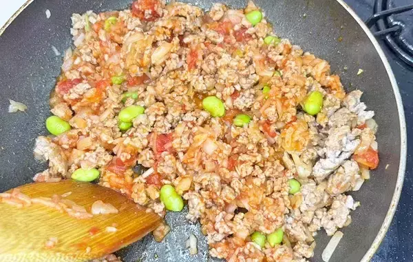 「え！あのお菓子がカレーに？　ロッテが教える、パイの実×キーマカレーアレンジ」の画像