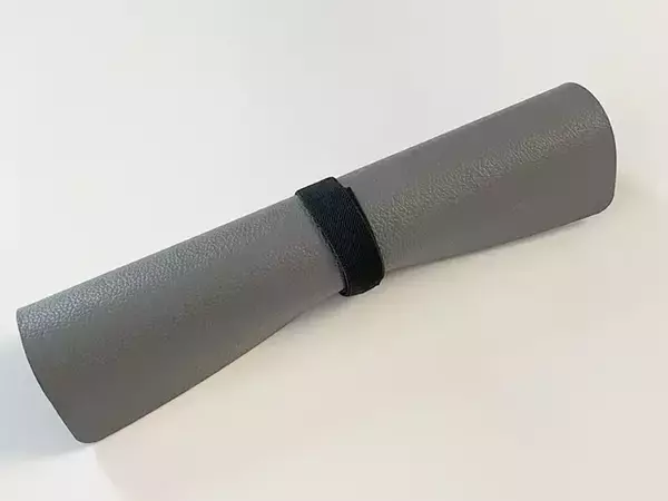 「ダイソーの『べんりベルト』の活用法まとめ　エコバッグやズボンの裾、手帳など、いろんなものに巻けます」の画像