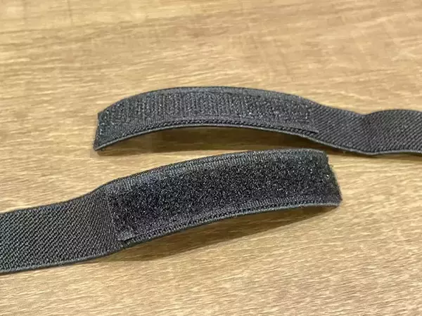 「ダイソーの『べんりベルト』の活用法まとめ　エコバッグやズボンの裾、手帳など、いろんなものに巻けます」の画像