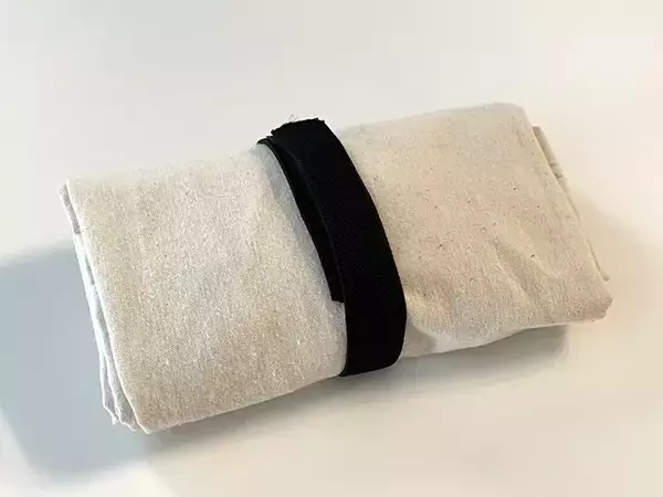 「ダイソーの『べんりベルト』の活用法まとめ　エコバッグやズボンの裾、手帳など、いろんなものに巻けます」の画像