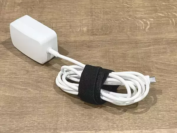 「ダイソーの『べんりベルト』の活用法まとめ　エコバッグやズボンの裾、手帳など、いろんなものに巻けます」の画像