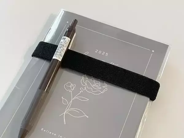 「ダイソーの『べんりベルト』の活用法まとめ　エコバッグやズボンの裾、手帳など、いろんなものに巻けます」の画像