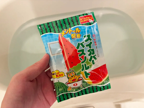 入浴剤でアイスを完全再現！　ローソン限定『スイカバー』で夏にひんやり