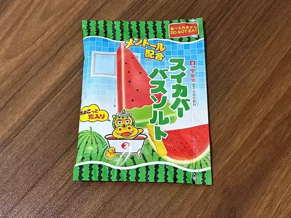 「入浴剤でアイスを完全再現！　ローソン限定『スイカバー』で夏にひんやり」の画像