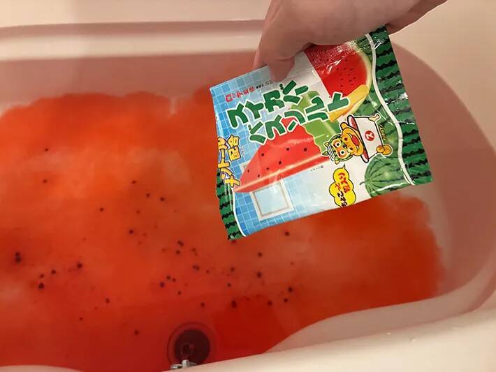 入浴剤でアイスを完全再現！　ローソン限定『スイカバー』で夏にひんやり