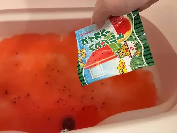 「入浴剤でアイスを完全再現！　ローソン限定『スイカバー』で夏にひんやり」の画像