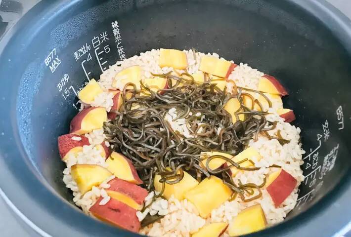 サツマイモと『25g』を入れてみて　炊き上がりに「懐かしい味」「ホッとする」