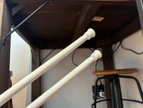 つっぱり棒を机の『下』で使うと便利！　2本をティッシュ収納に生かす方法が「天才！」
