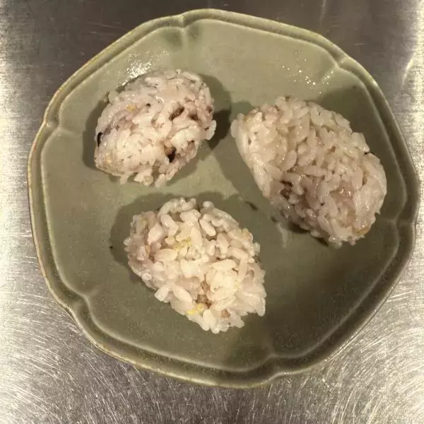 「握らないおにぎりにしたら…　「便利すぎ」「毎日コレ」」の画像