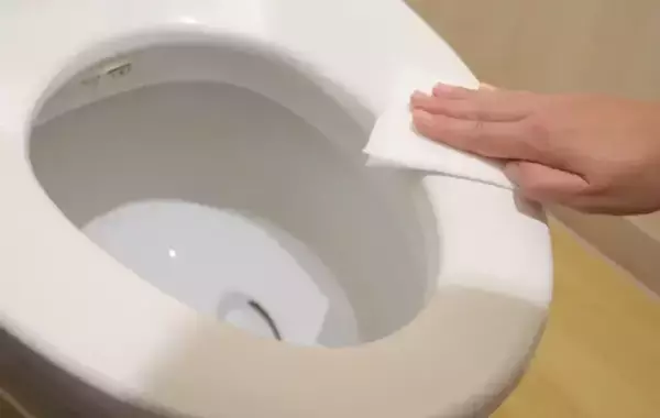 「便座の寿命を縮める掃除法とは？　注意点に「毎回やってた」「知らなかった」【トイレ掃除のコツ4選】」の画像