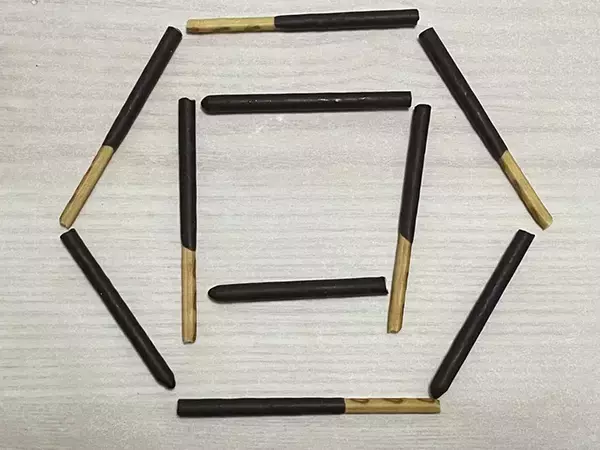 「『ポッキー』を半分に折って…　できた『クリスマスのお菓子』に「かわいい」「これは盛り上がる」」の画像