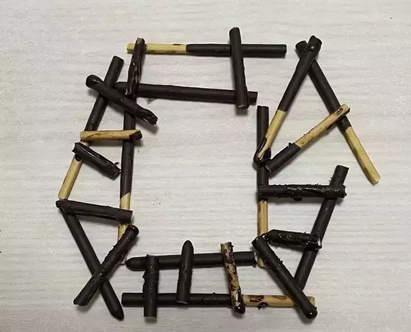 「『ポッキー』を半分に折って…　できた『クリスマスのお菓子』に「かわいい」「これは盛り上がる」」の画像