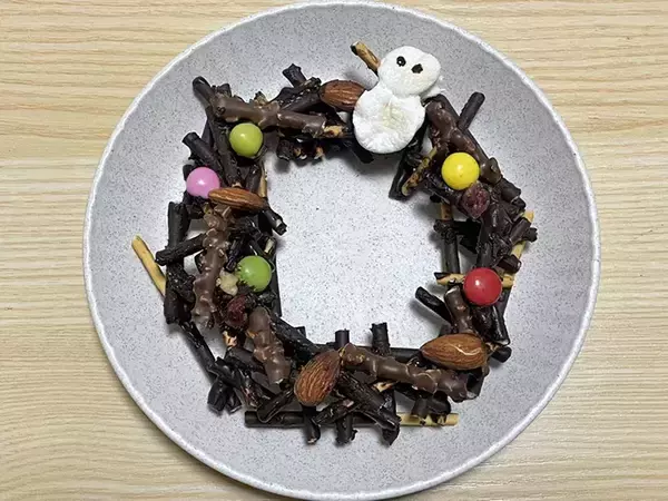 「『ポッキー』を半分に折って…　できた『クリスマスのお菓子』に「かわいい」「これは盛り上がる」」の画像