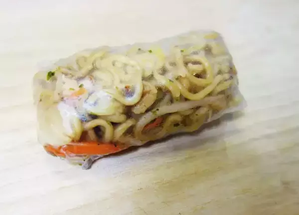 「「何これ！」　ライスペーパーで焼きそばを巻いたら家族が…【アレンジレシピ】」の画像