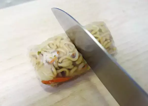 「「何これ！」　ライスペーパーで焼きそばを巻いたら家族が…【アレンジレシピ】」の画像