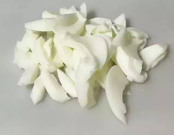 「マヨネーズの代わりに『黄身』を使う！　卵2個で作るぜい沢サラダに「濃厚」「食感が面白い」」の画像