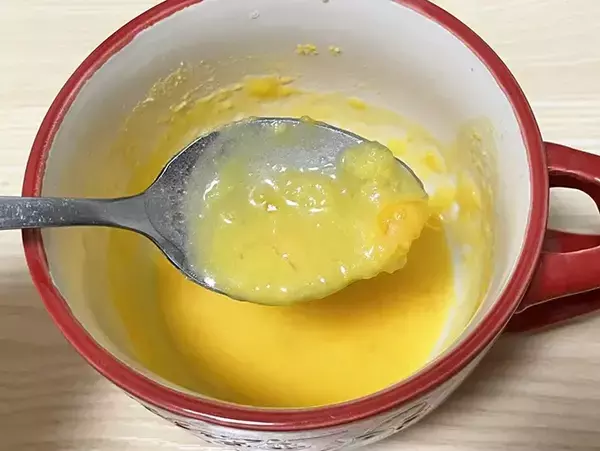 「マヨネーズの代わりに『黄身』を使う！　卵2個で作るぜい沢サラダに「濃厚」「食感が面白い」」の画像