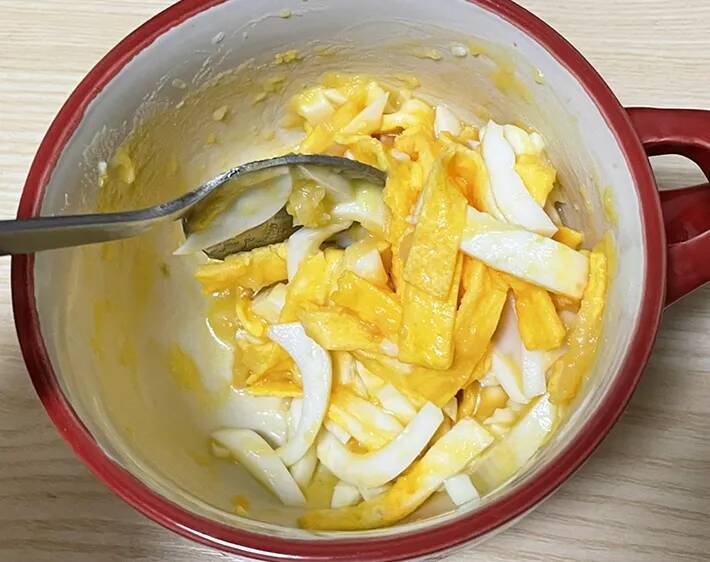 マヨネーズの代わりに『黄身』を使う！　卵2個で作るぜい沢サラダに「濃厚」「食感が面白い」
