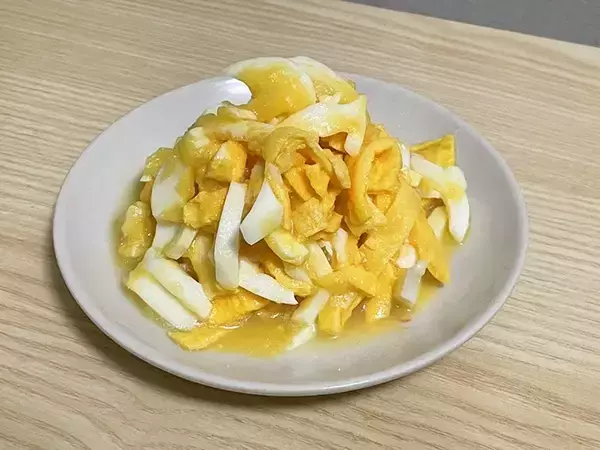 「マヨネーズの代わりに『黄身』を使う！　卵2個で作るぜい沢サラダに「濃厚」「食感が面白い」」の画像