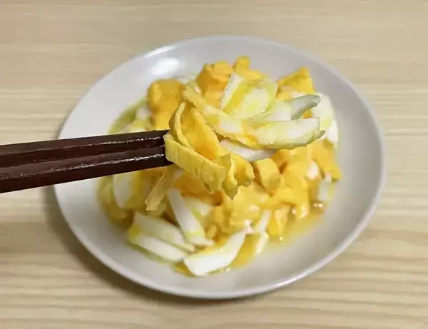 「マヨネーズの代わりに『黄身』を使う！　卵2個で作るぜい沢サラダに「濃厚」「食感が面白い」」の画像