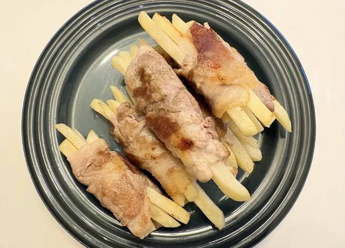 冷凍ポテトは揚げません　豚こま肉で巻いて焼くと？「想像以上」「また作る！」