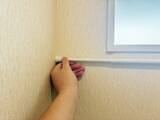 「トイレの『上側』につっぱり棒を設置するのが正解！　5分で作れる「即席ラック」が優秀だった」の画像1
