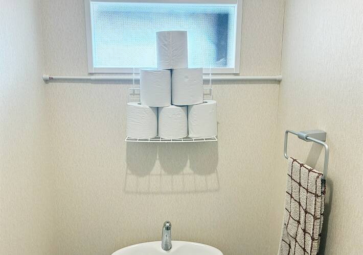 トイレの『上側』につっぱり棒を設置するのが正解！　5分で作れる「即席ラック」が優秀だった