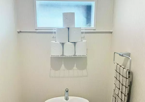 「トイレの『上側』につっぱり棒を設置するのが正解！　5分で作れる「即席ラック」が優秀だった」の画像