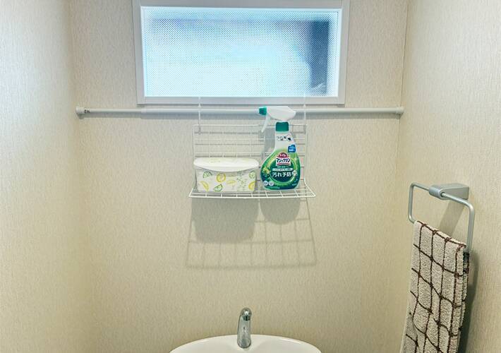 トイレの『上側』につっぱり棒を設置するのが正解！　5分で作れる「即席ラック」が優秀だった