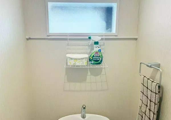 「トイレの『上側』につっぱり棒を設置するのが正解！　5分で作れる「即席ラック」が優秀だった」の画像