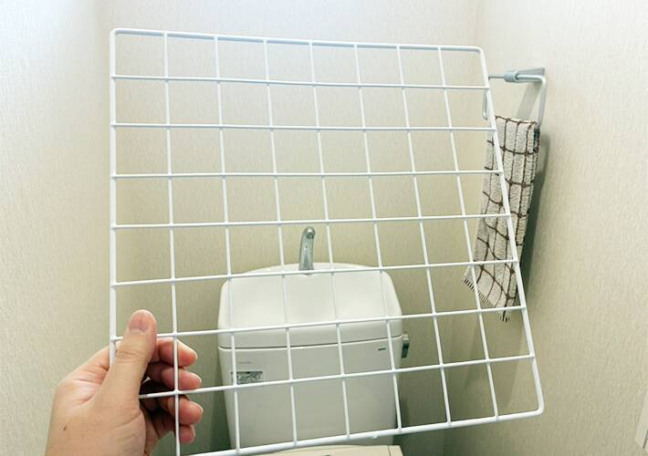 トイレの『上側』につっぱり棒を設置するのが正解！　5分で作れる「即席ラック」が優秀だった
