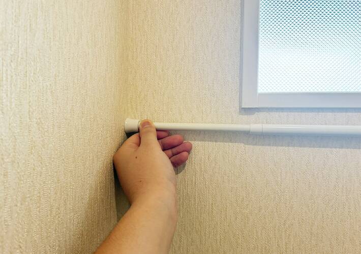 トイレの『上側』につっぱり棒を設置するのが正解！　5分で作れる「即席ラック」が優秀だった