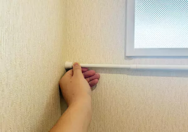 「トイレの『上側』につっぱり棒を設置するのが正解！　5分で作れる「即席ラック」が優秀だった」の画像
