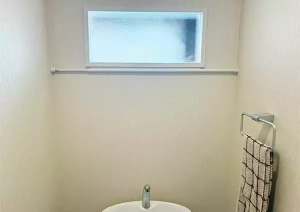 「トイレの『上側』につっぱり棒を設置するのが正解！　5分で作れる「即席ラック」が優秀だった」の画像