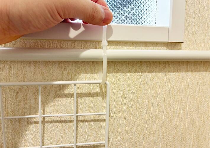 トイレの『上側』につっぱり棒を設置するのが正解！　5分で作れる「即席ラック」が優秀だった