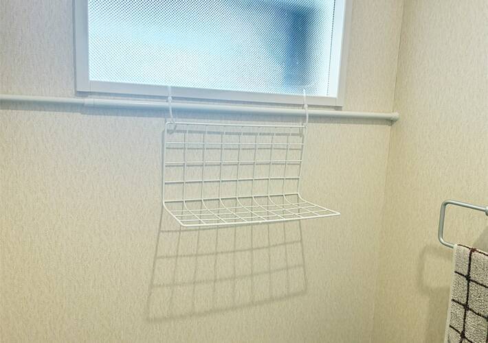 トイレの『上側』につっぱり棒を設置するのが正解！　5分で作れる「即席ラック」が優秀だった