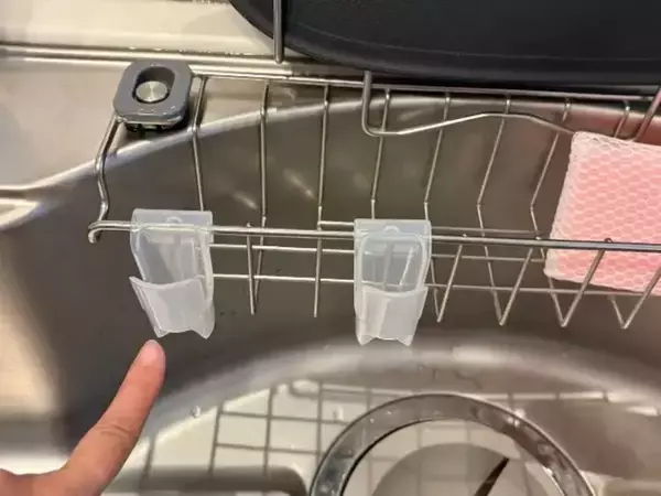 「水切りの悩みが消えた！」　100均『薬味チューブホルダー』を引っかけると？