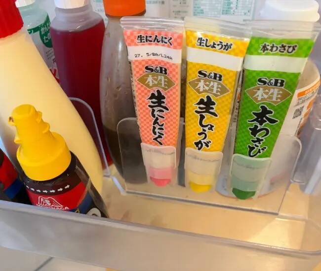 「水切りの悩みが消えた！」　100均『薬味チューブホルダー』を引っかけると？