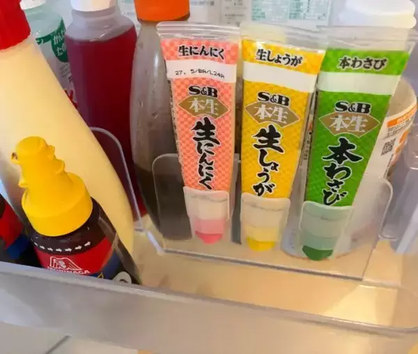 「「水切りの悩みが消えた！」　100均『薬味チューブホルダー』を引っかけると？」の画像