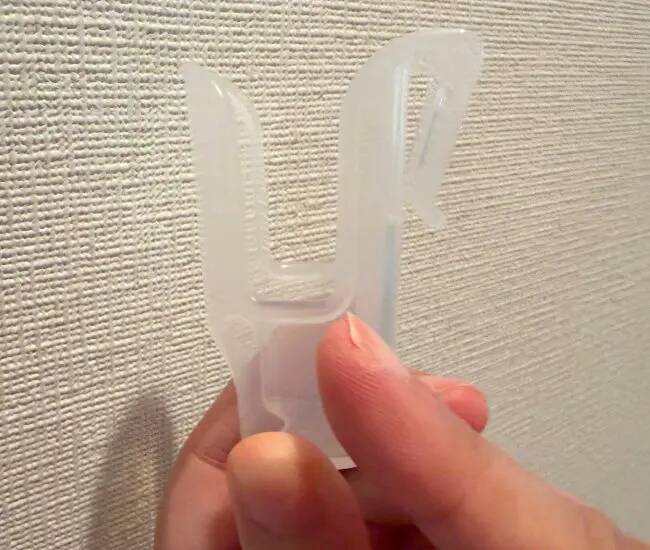 「水切りの悩みが消えた！」　100均『薬味チューブホルダー』を引っかけると？