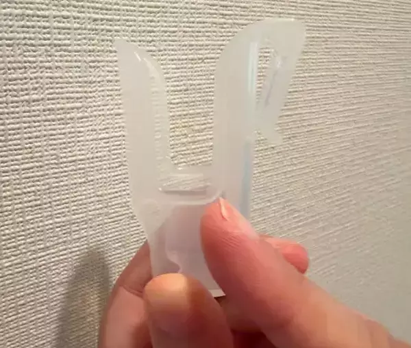 「「水切りの悩みが消えた！」　100均『薬味チューブホルダー』を引っかけると？」の画像