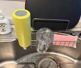 「「水切りの悩みが消えた！」　100均『薬味チューブホルダー』を引っかけると？」の画像6