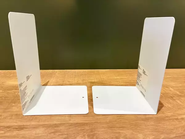 ドアポケットに『ブックエンド』を入れると…　収納力がアップする簡単テクに「これは助かる！」